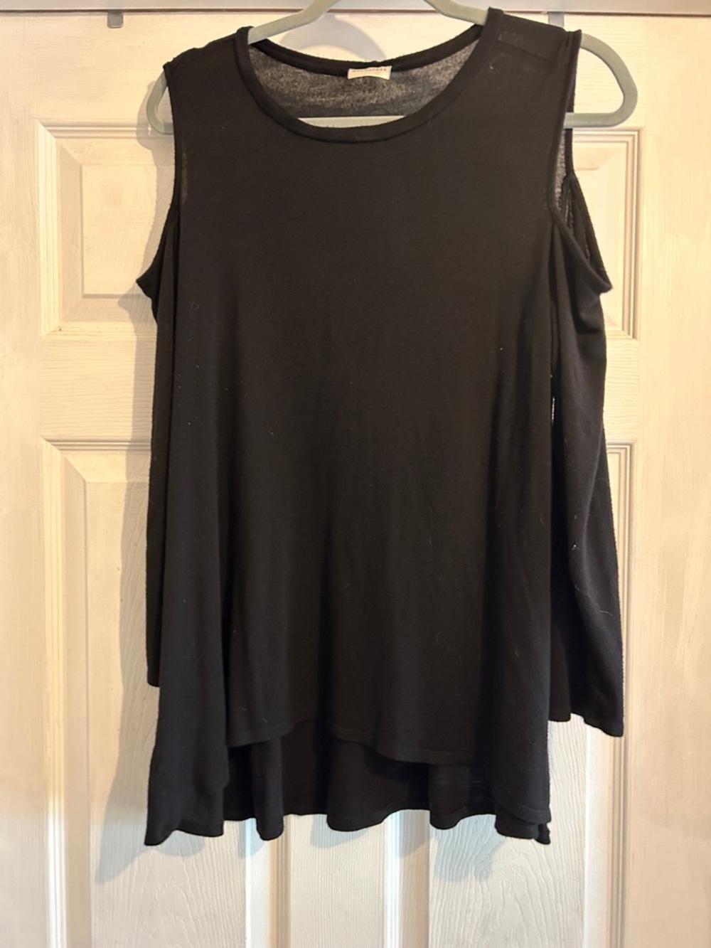 Women's Black Cold-Shoulder Long Sleeve Swing Tee